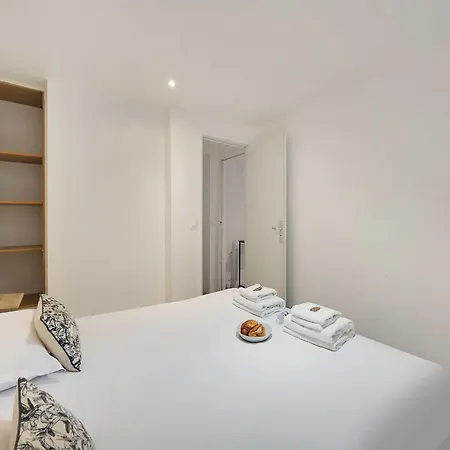 Spacious - 2br 4p-